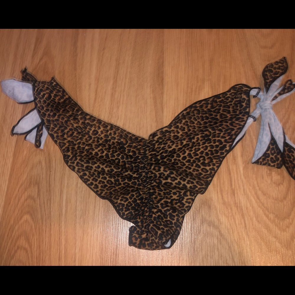 Cheetah print scrunch bikini bottoms